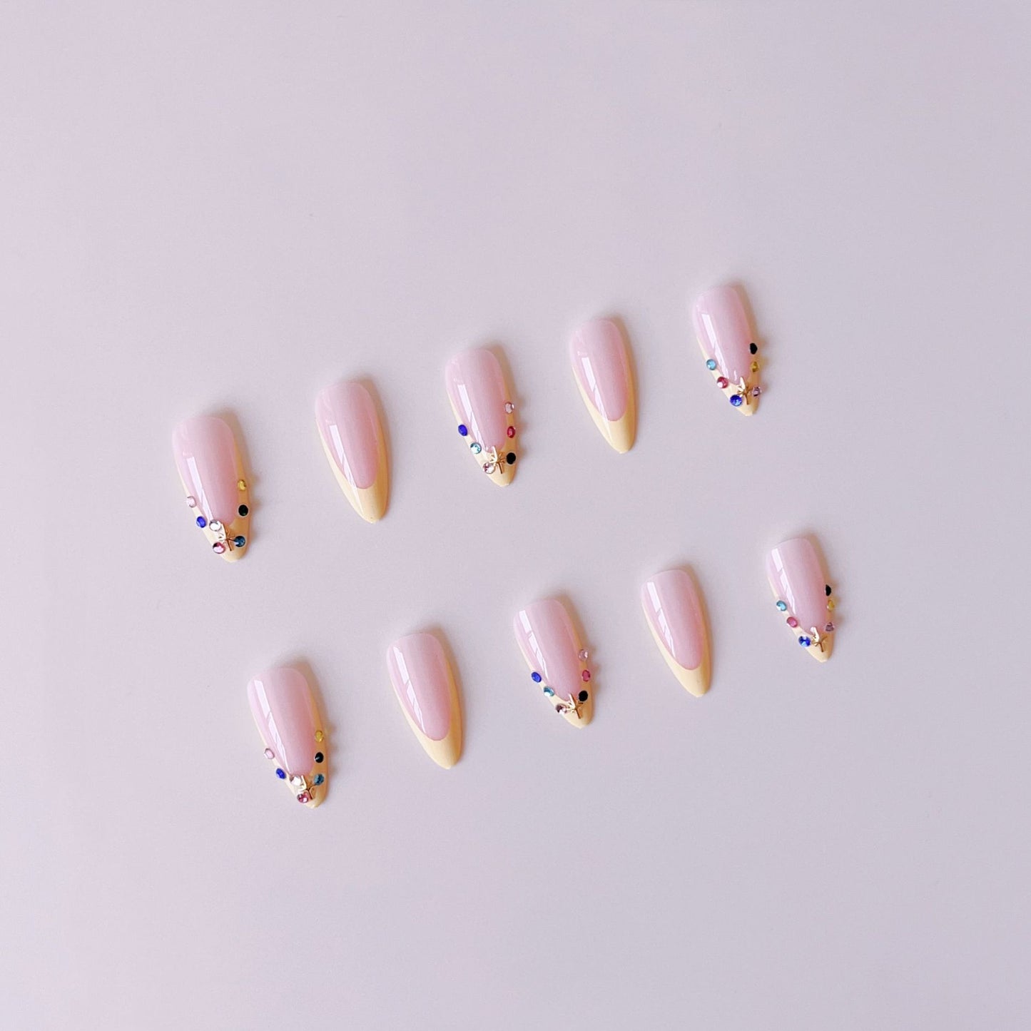 Kunstnagelset mit floralen 3D-Verzierungen und Glitzerakzenten Brehn
