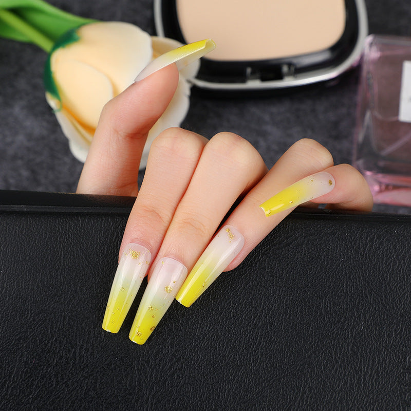 Elegante Kunstnägel mit Goldakzenten Brehn