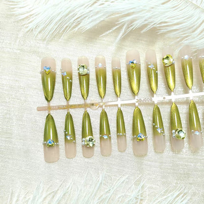 Kunstnagelset mit glamourösen Schmuckverzierungen Brehn
