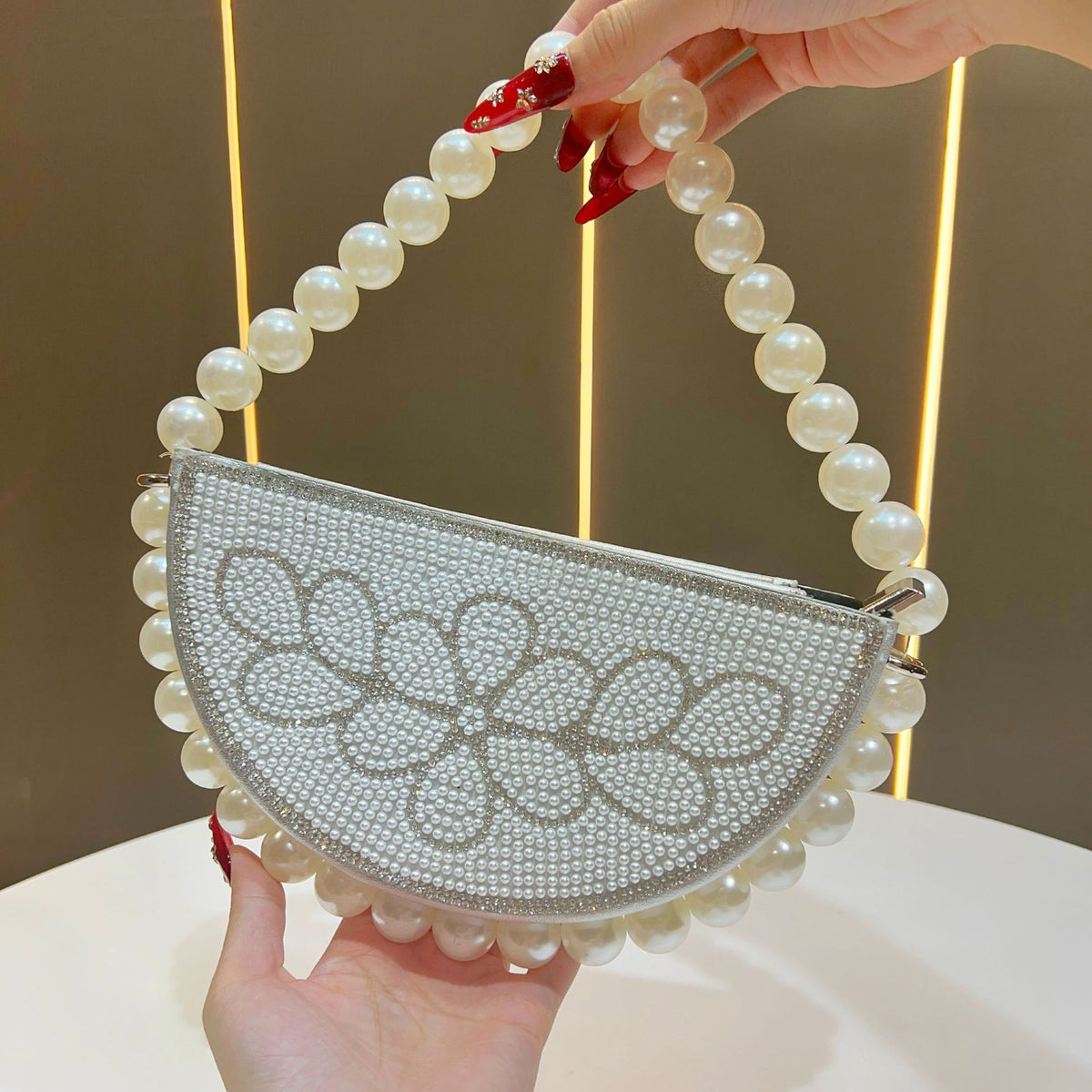 Perlenbestickte Blumen-Abendtasche