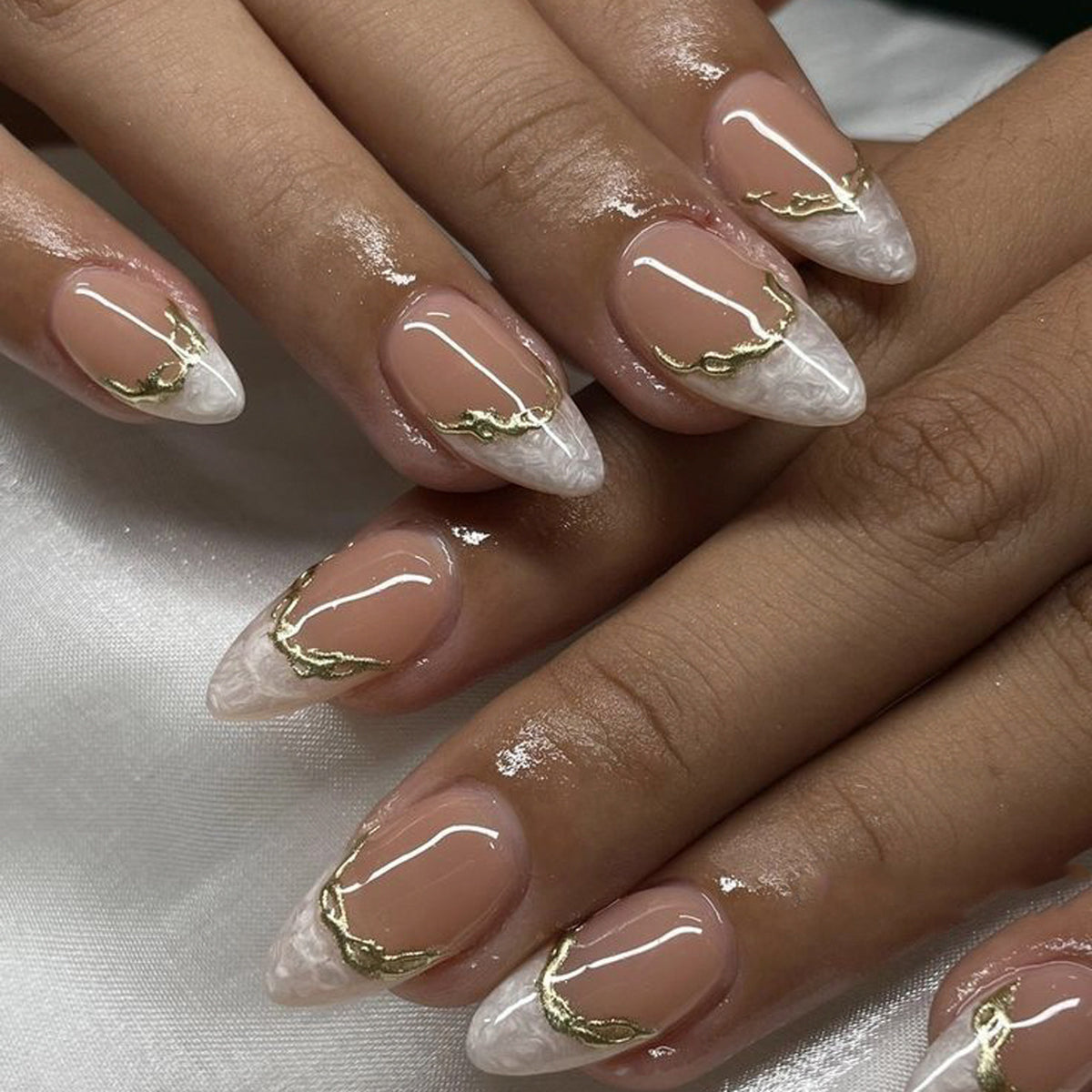 Kunstvolle Stiletto-Nägel mit goldenen Akzenten Brehn