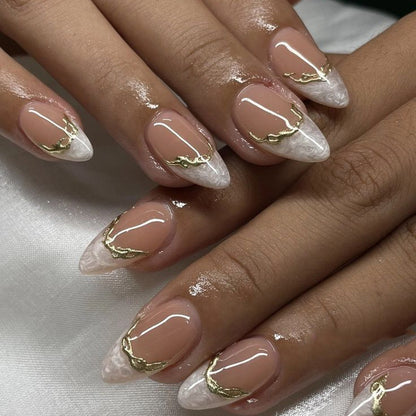 Kunstvolle Stiletto-Nägel mit goldenen Akzenten Brehn