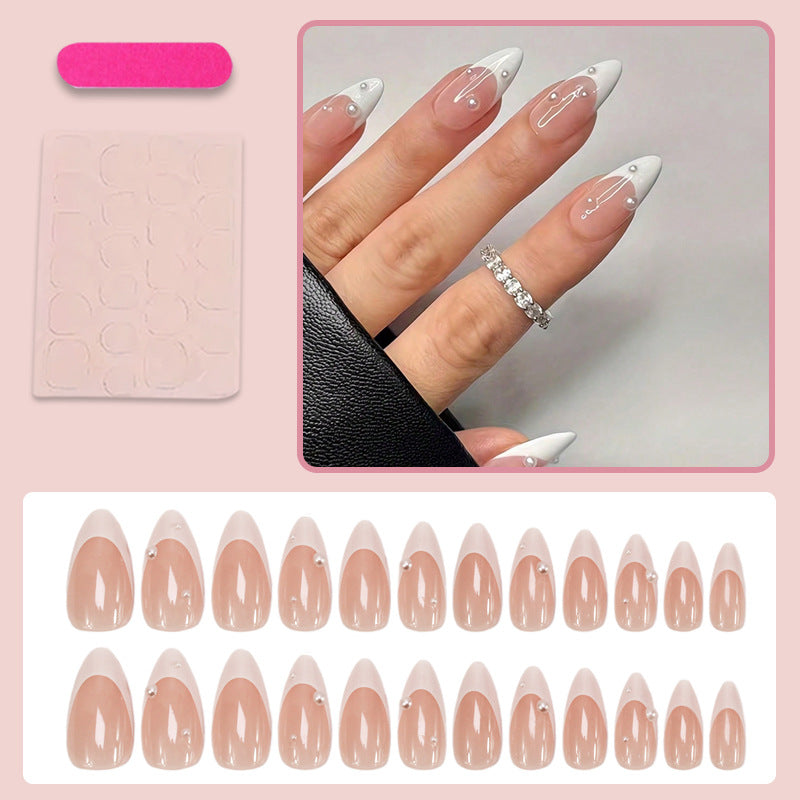Kunstnagelset mit elegantem French-Tip und schimmernden Perlenakzenten Brehn