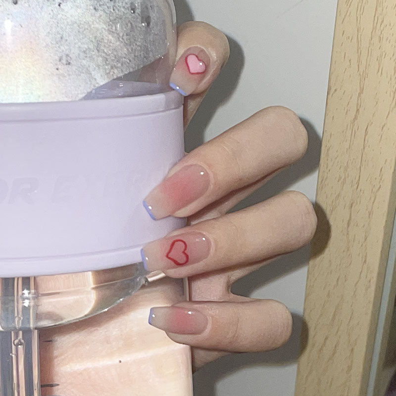 Glamouröse Kunstfingernägel mit Herz-Design und Glitzernden Akzenten Brehn