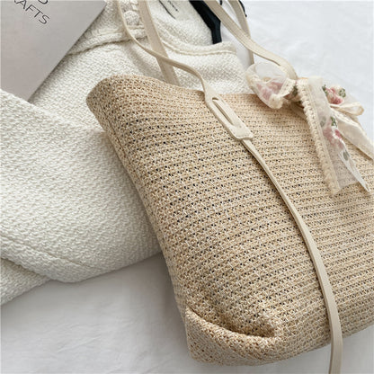 Elegante gewebte Strohtasche mit dekorativem Bogen