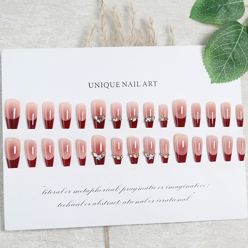 Kreatives Kunstnagelset mit Glitzer- und eleganten Muster Akzenten Brehn