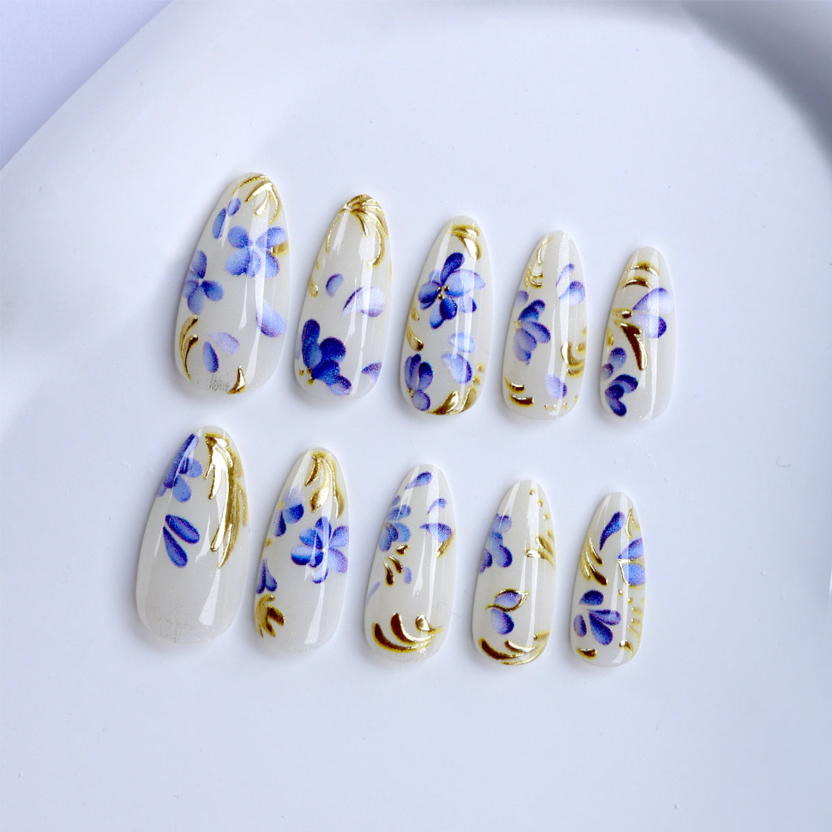 Kunstfingernägel mit Exquisiten Floral- und Goldakzenten Brehn