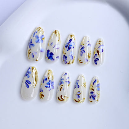Kunstfingernägel mit Exquisiten Floral- und Goldakzenten Brehn