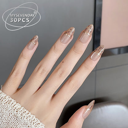 Elegantes Press-On-Nagelset mit goldenen Akzentspitzen Brehn