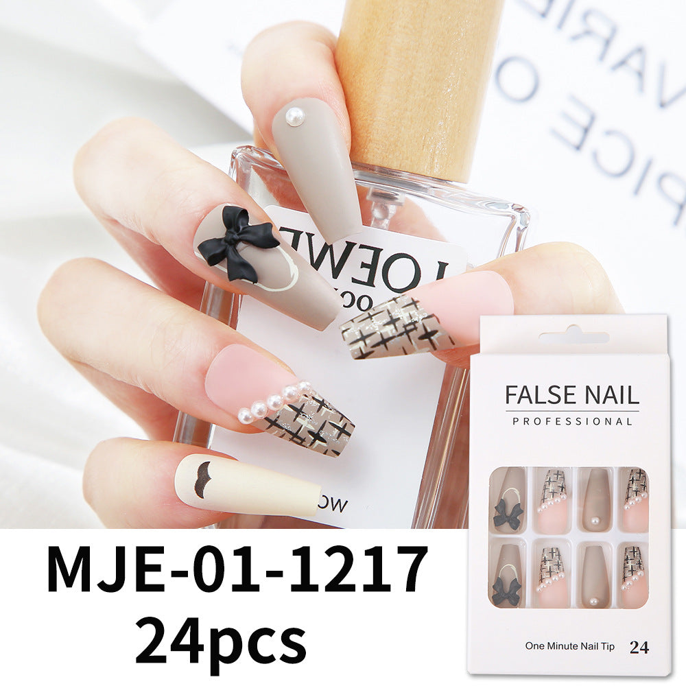 Dekorativer Press-On-Nagelset mit 3D-Akzenten Brehn