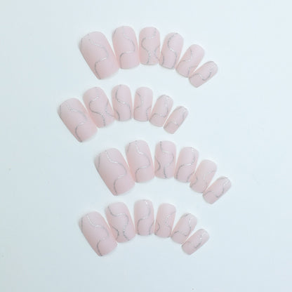 Künstliches Nagelset mit eleganten Linien und Glitzerakzenten Brehn