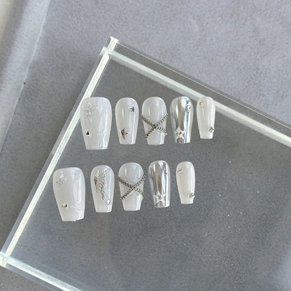 Künstlerisches Press-On-Nagelset mit eleganten silbernen Akzenten