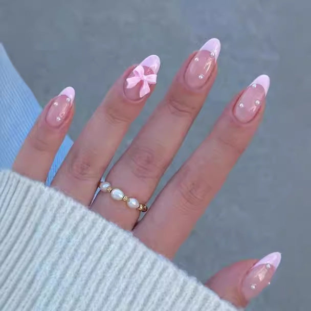 Kunstnagelset mit schimmernden 3D-Schleifen und eleganten Perlenakzenten Brehn