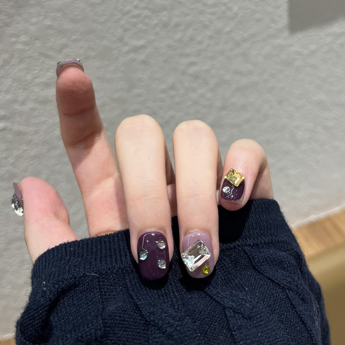 Wiederverwendbare Edelstein Press-On Nagelkunst Brehn
