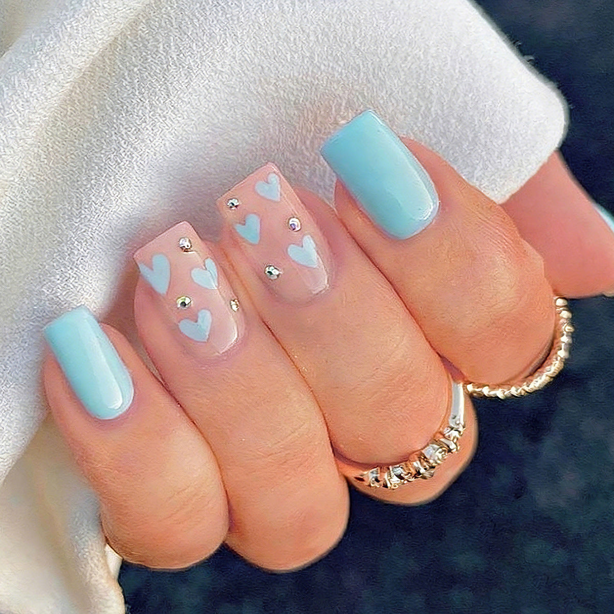 Kunstnägel mit Herzmotiven und Glitzerakzenten Brehn