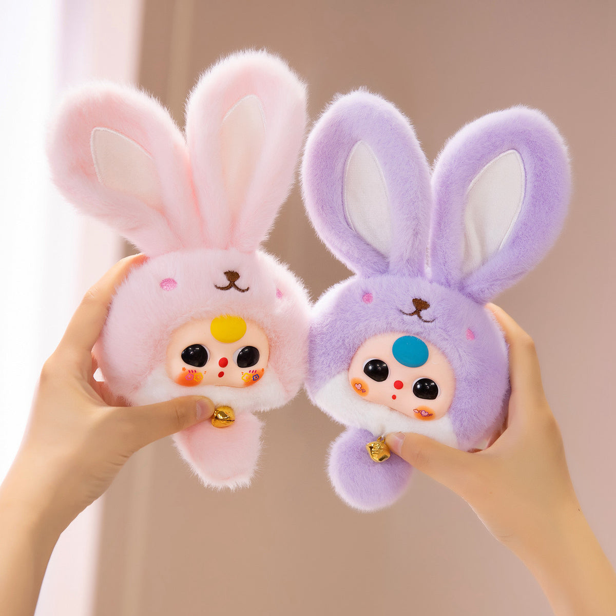 Bunny Plüsch Taschenanhänger mit Glocke und sammelbarem Harzgesicht Brehn