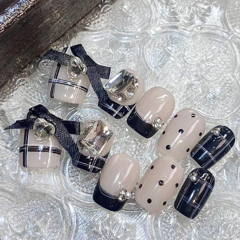 Glänzendes Nagelkunstset mit funkelnden Glitzerakzenten Brehn