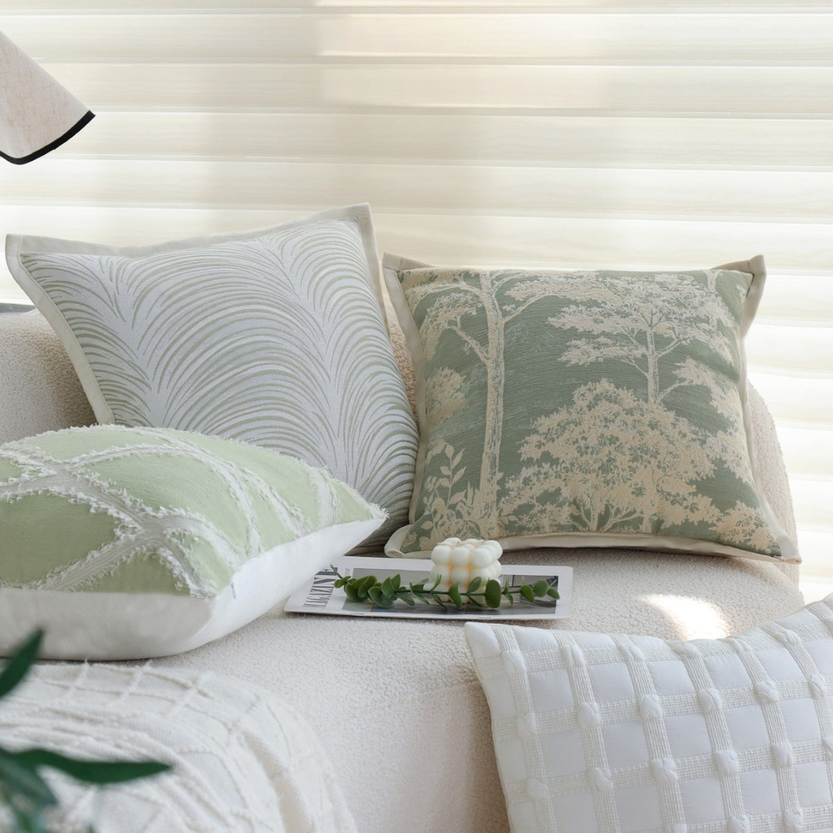 Luxuriöses Kissen mit elegantem Blattdesign