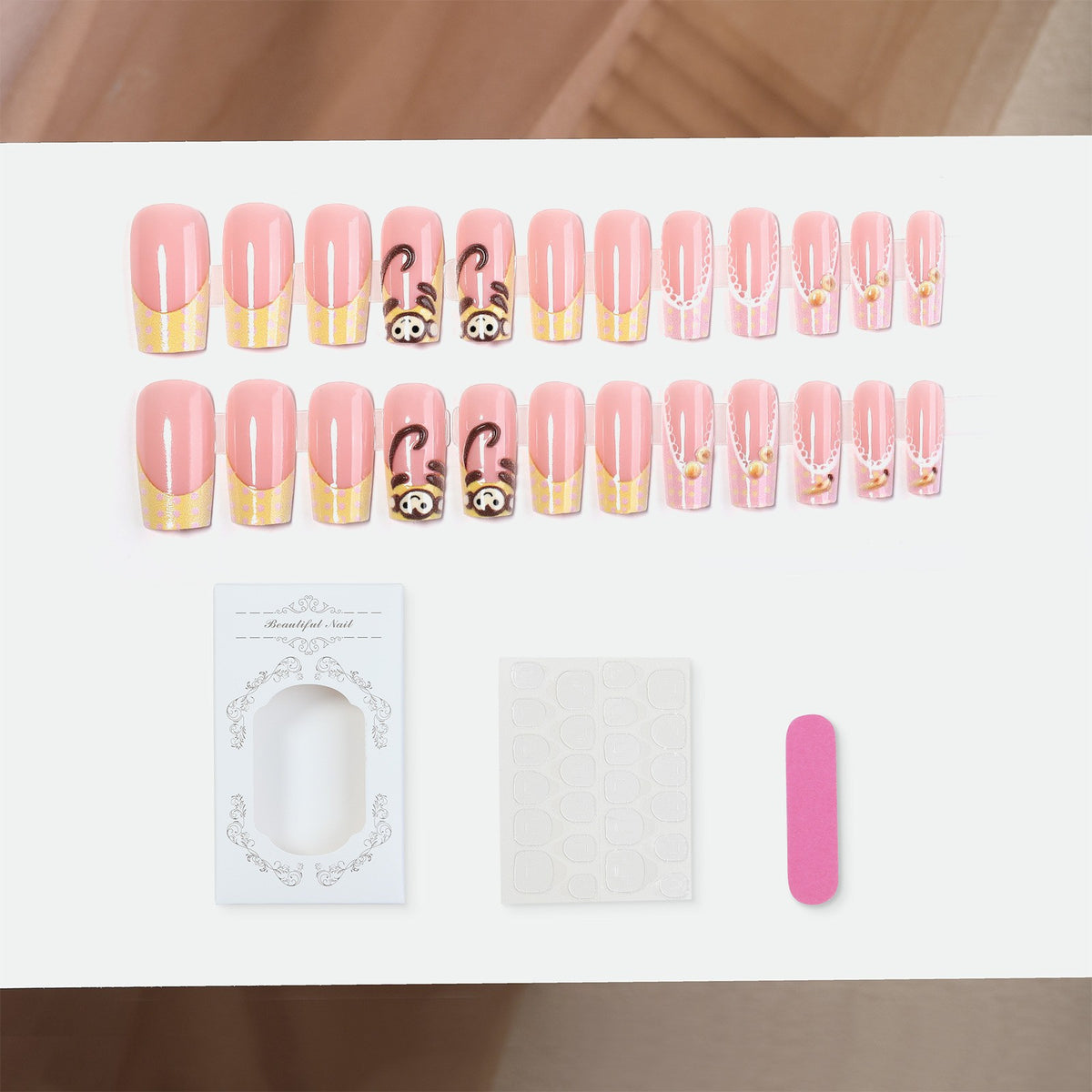 Kunstnagelset mit verspielten Tiermotiven und eleganten Verzierungen Brehn
