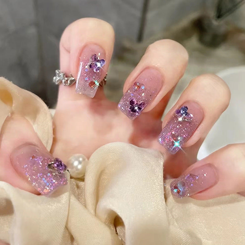 Glamouröse Kunstnägel mit Glitzer und floralen Akzenten Brehn