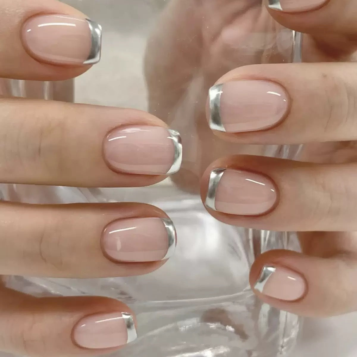 Kunstnagelset mit elegantem French Design und glänzenden Akzenten Brehn