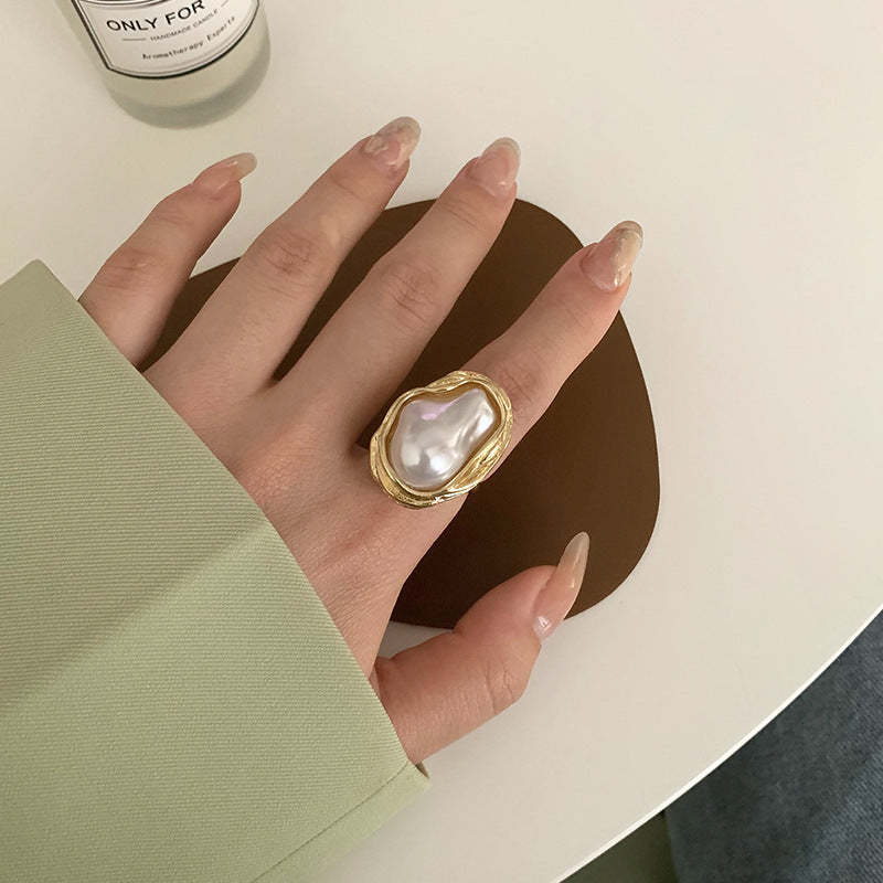 Eleganter Perlring mit Einzigartigem Design Von Brehn