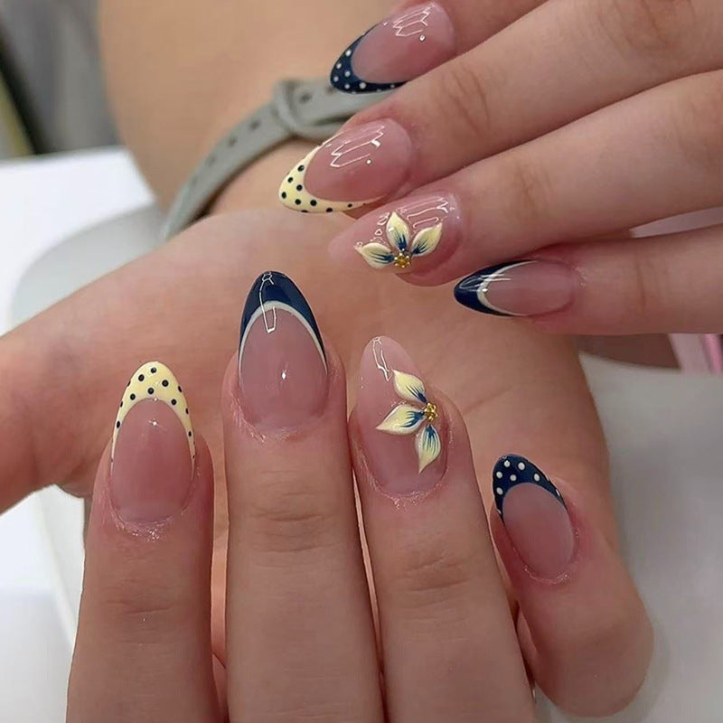 Kunstvolle Nagelspitzen mit floralem Akzent Brehn