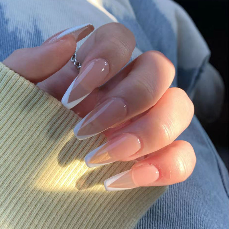 Kunstvolle Gel-Nägel mit elegantem Floral-Design und Glitzerakzenten Brehn