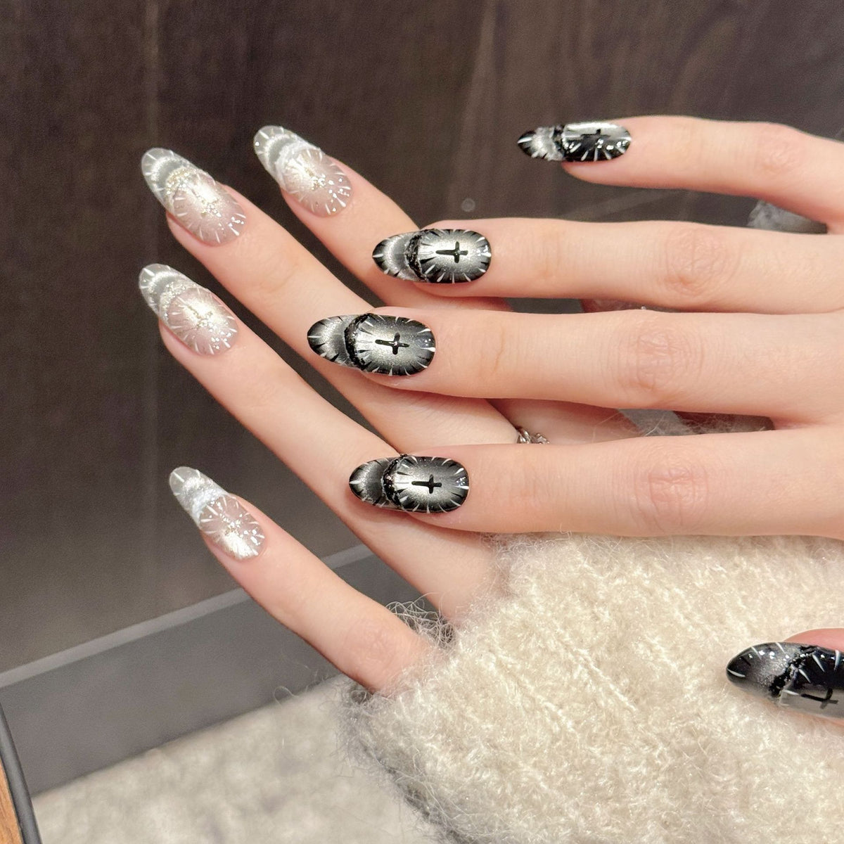 Künstlerisches Press-On Nagelset mit Gothic-Mustern