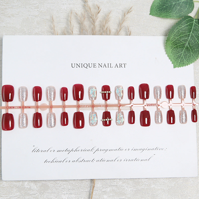 Glamouröses Kunstnagelset mit funkelnden 3D-Applikationen und edlen Verzierungen Brehn