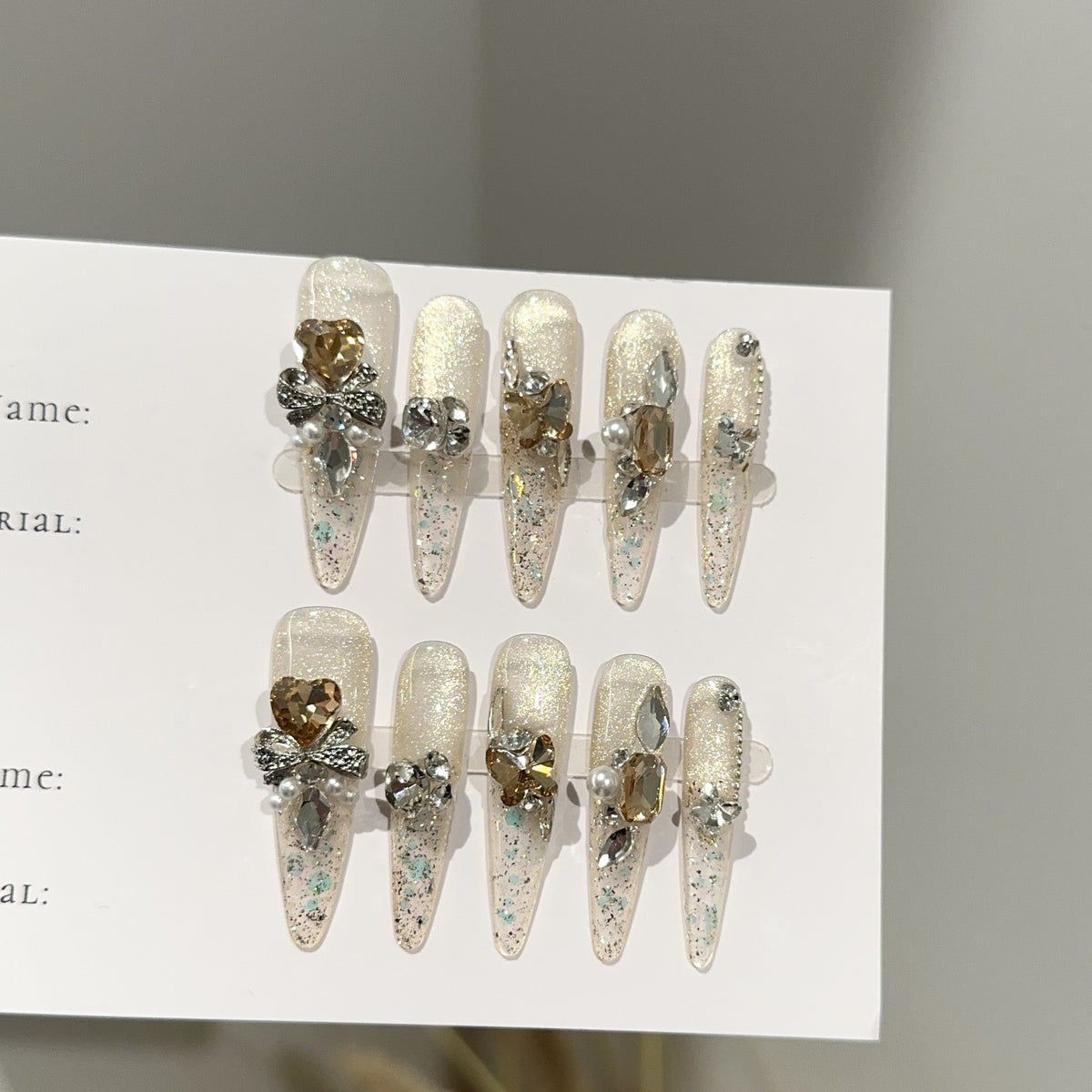 Eleganter Stiletto Press-On Nagelset mit Edelsteinakzenten