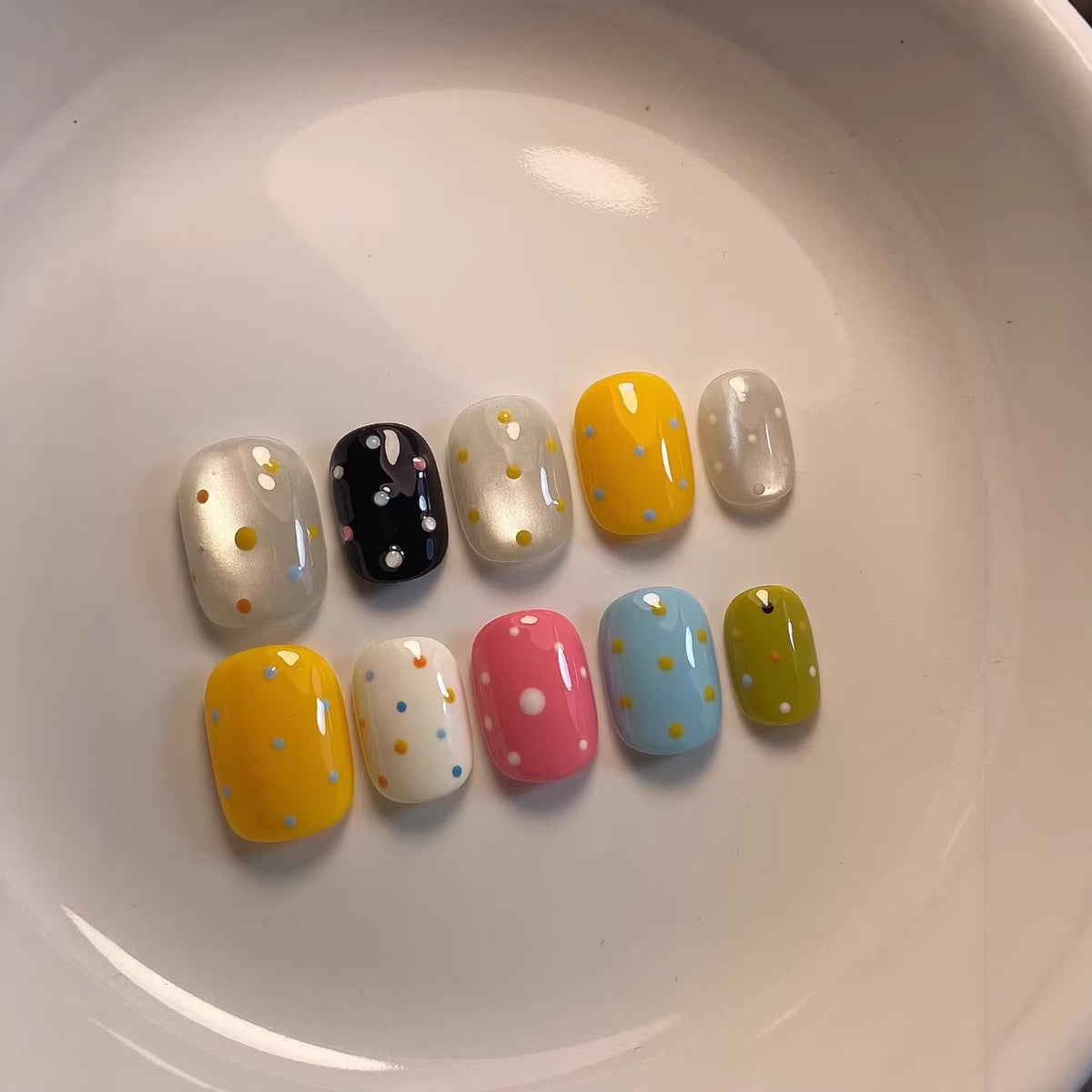 Künstlerisches Press-On Nagelset mit bunten Punktmustern