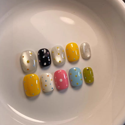 Künstlerisches Press-On Nagelset mit bunten Punktmustern