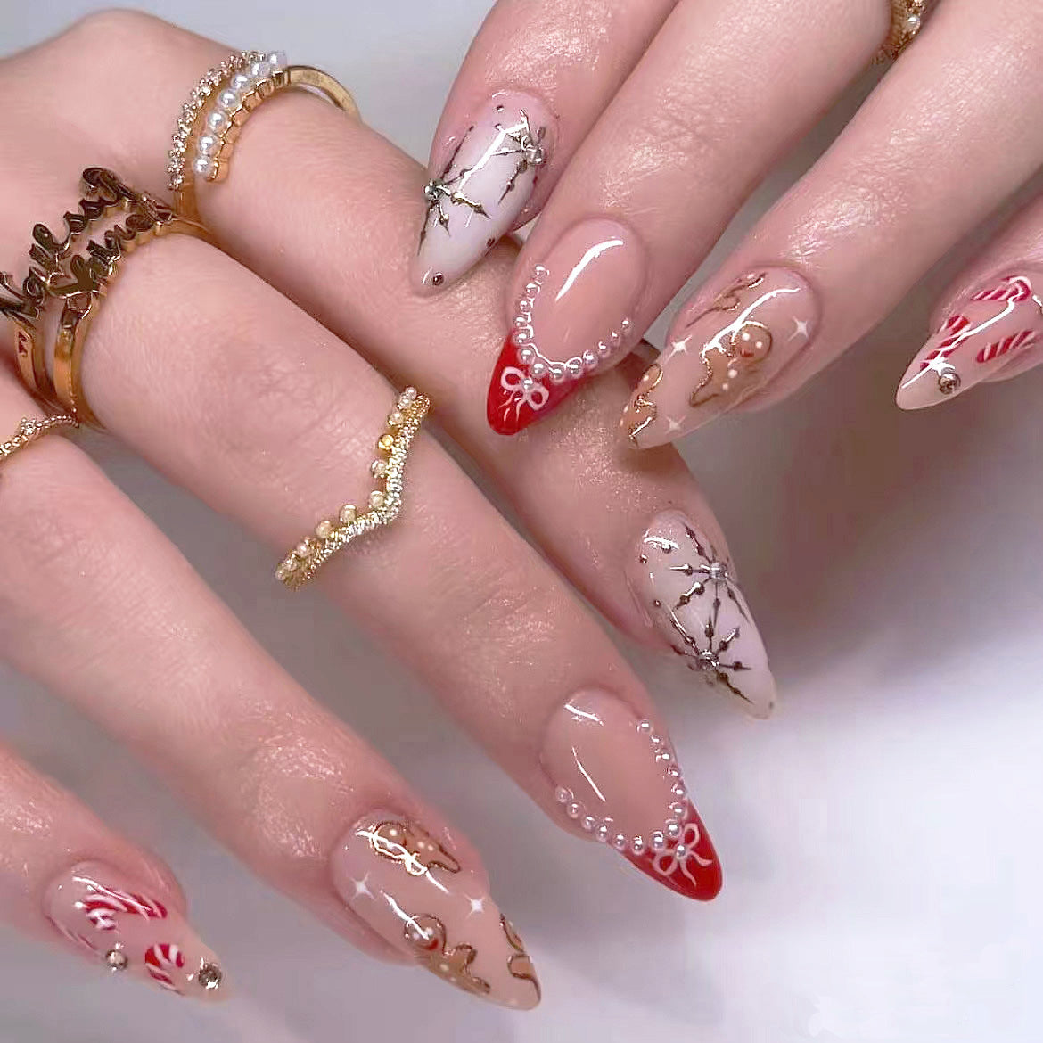 Kunstnagelset mit glamourösen goldenen Akzenten Brehn