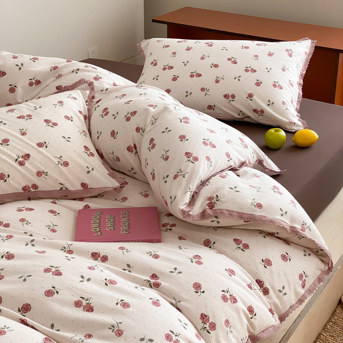 Fein gewebte Baumwoll-Perkal-Bettwäschegarnitur mit zartem Blumenprint und gehäkelter Spitzenkante