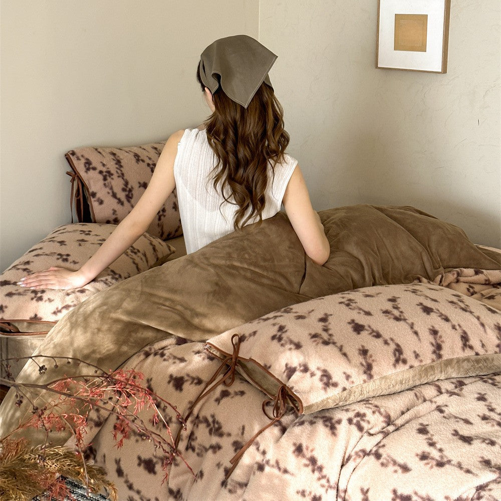 Plüsch-Wende-Bettwäsche-Set mit floraler Microfleece-Oberfläche und Lederband-Bindungen