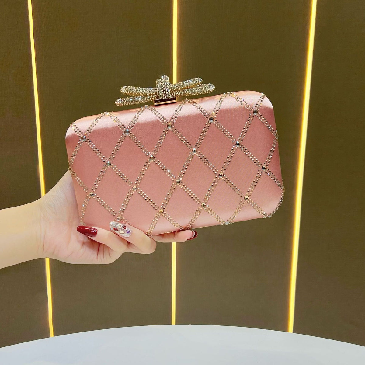 Dekorative mit Strass besetzte Abend-Clutch