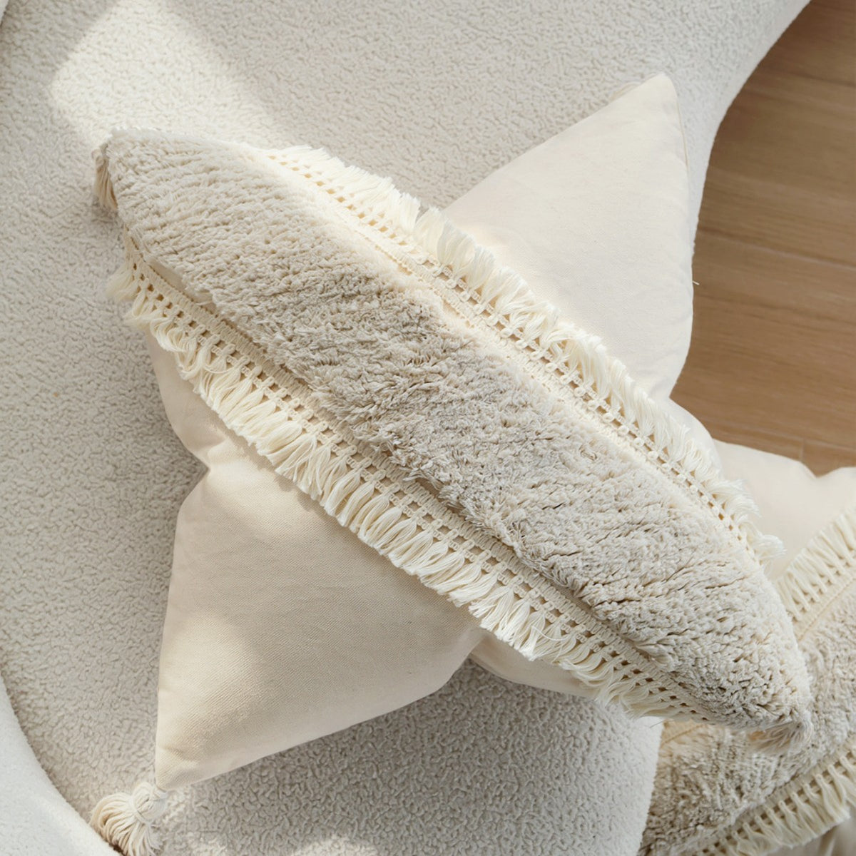 Quadratischer Boho-Kissenbezug mit diagonalem Teddy-Relief, Fransen und Eckquasten Brehn
