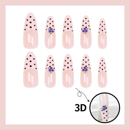 Kunstnagelset mit stilvollen Punkten und floralen Verzierungen Brehn