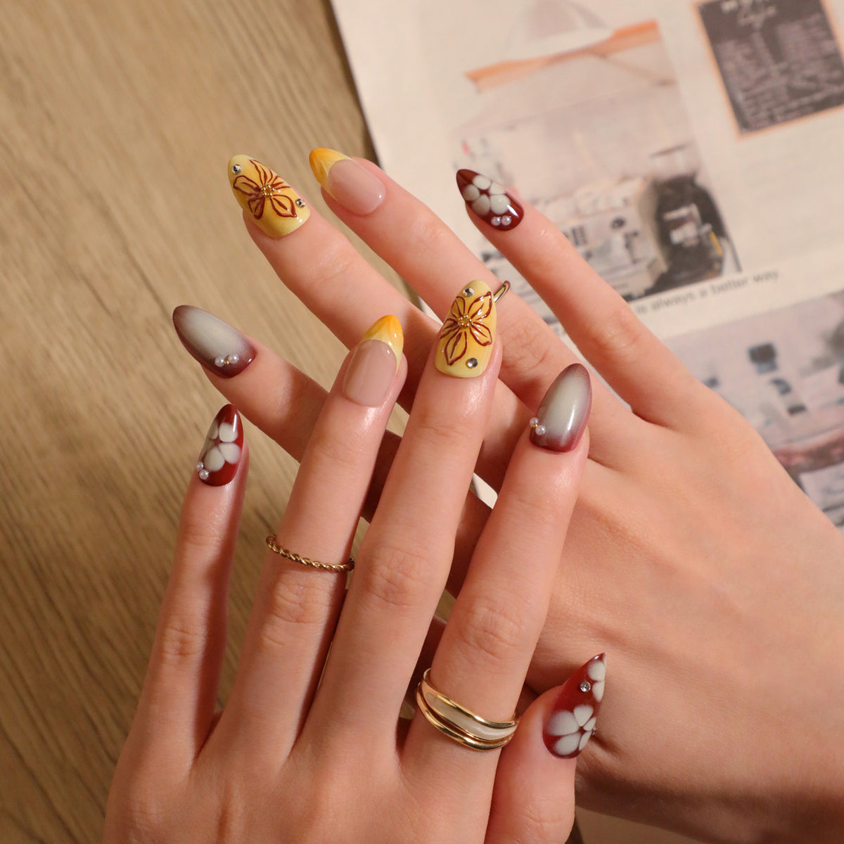 Künstliche Nagelverlängerungen mit floralem Design und Strassverzierungen Brehn