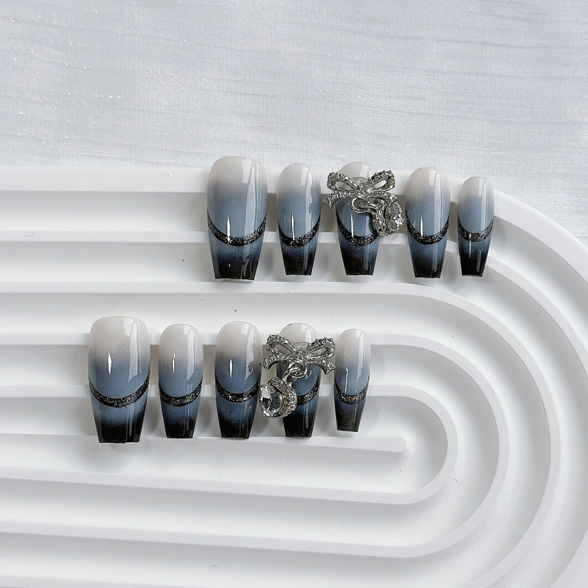 Künstlerisches Press-On Nagelkunstset mit Herz- und himmlischen Designs