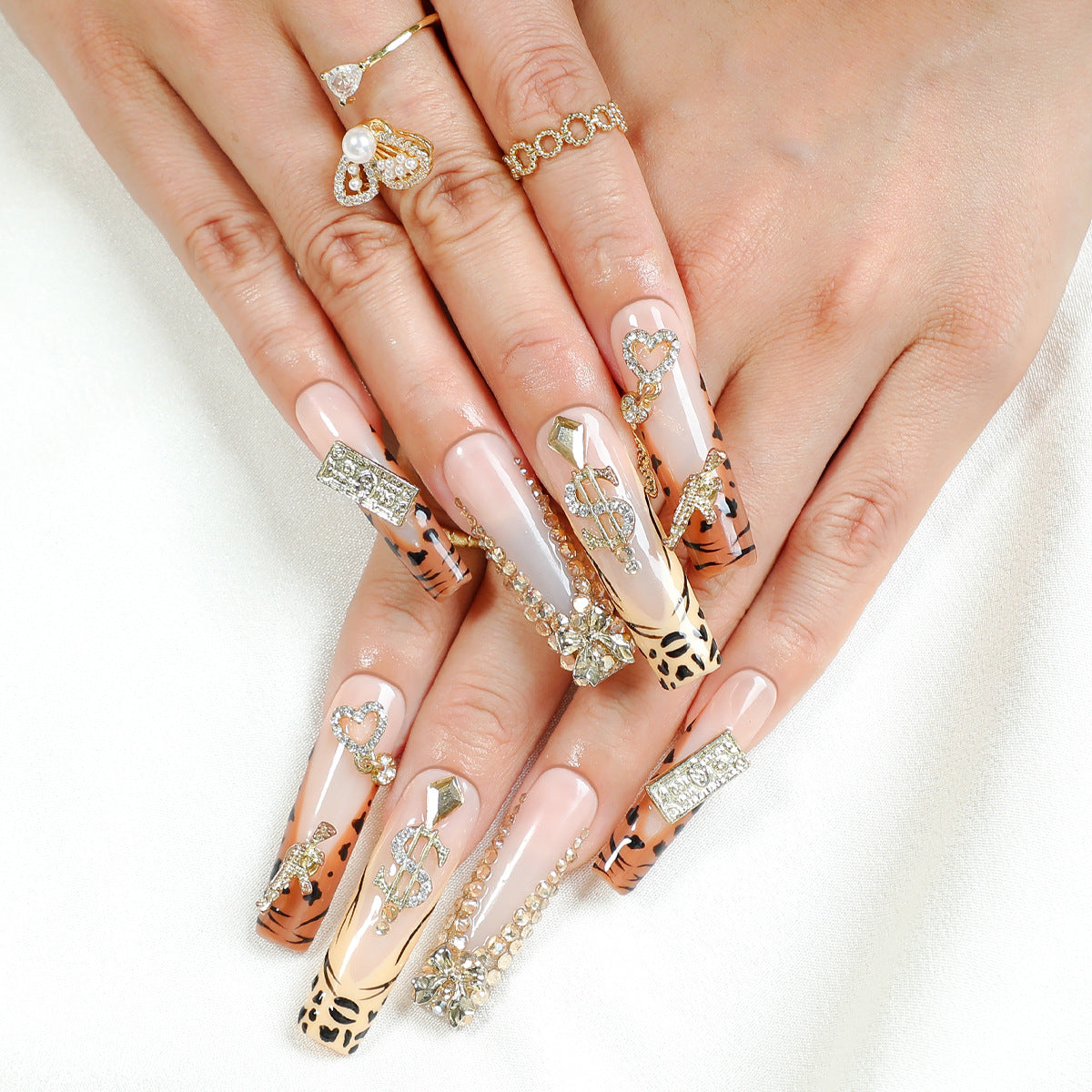 Kunstnagelset mit luxuriösen Glitzer- und Tiermotiven Brehn