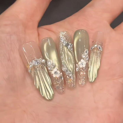 Ausführliche florale Nagelkunstverlängerungen