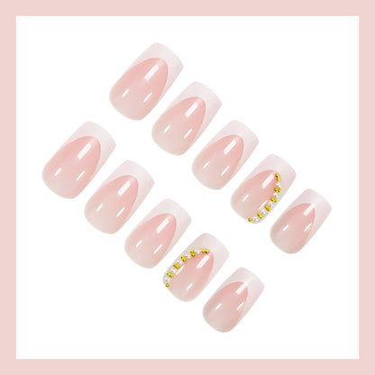 Kunstnagelset mit eleganten French-Spitzen und Glitzerakzenten Brehn
