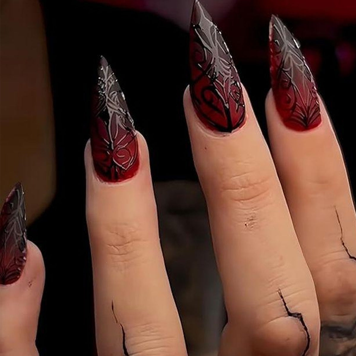 Künstliche Nagelspitzen mit Gothic-Design und filigranen Mustern Brehn