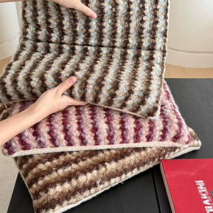 Gestricktes Dekokissen mit Wollmischung und Retro-Streifenstruktur