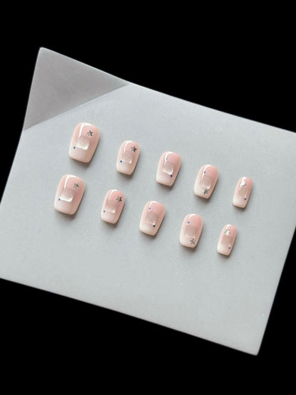 Dekoratives Presse-On-Nagelset mit Stern- und Glitzerakzenten
