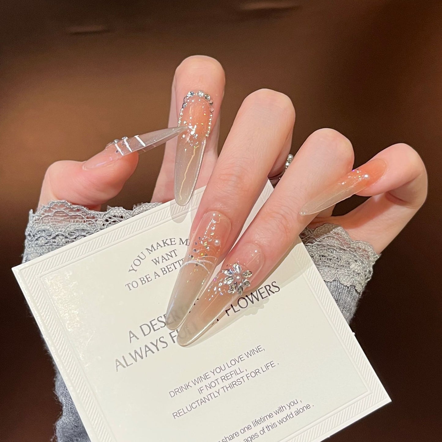 Künstlerische Stiletto Press-On Nagelkunst mit schimmernden Akzenten Brehn