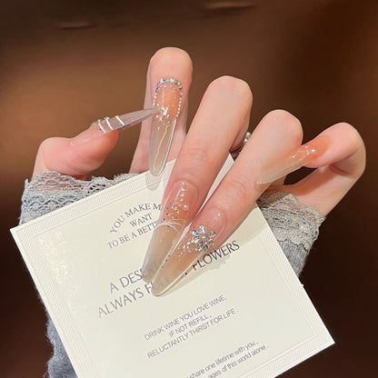 Künstlerische Stiletto Press-On Nagelkunst mit schimmernden Akzenten Brehn