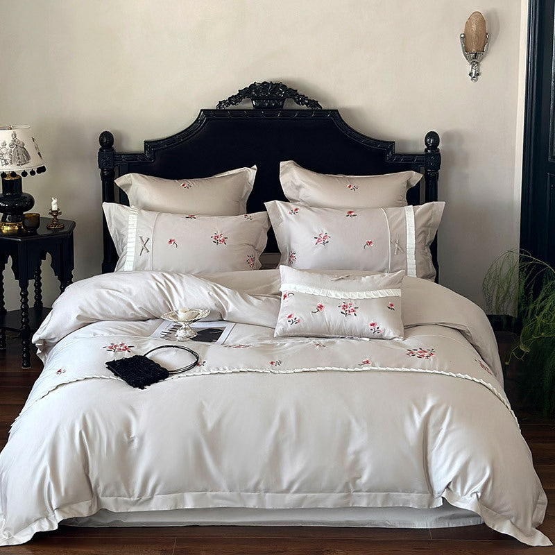 Elegantes Baumwollsatin-Bettwäsche-Set mit feiner Rosenstickerei und Plissee-Volant